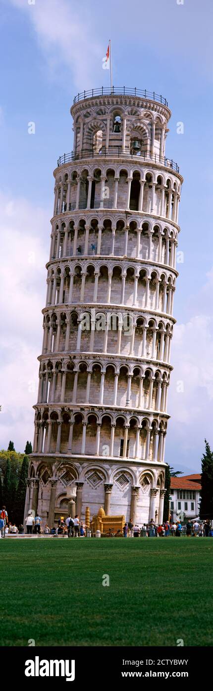 Basso angolo vista di una torre, la Torre Pendente di Pisa e Piazza dei Miracoli a Pisa, Toscana, Italia Foto Stock