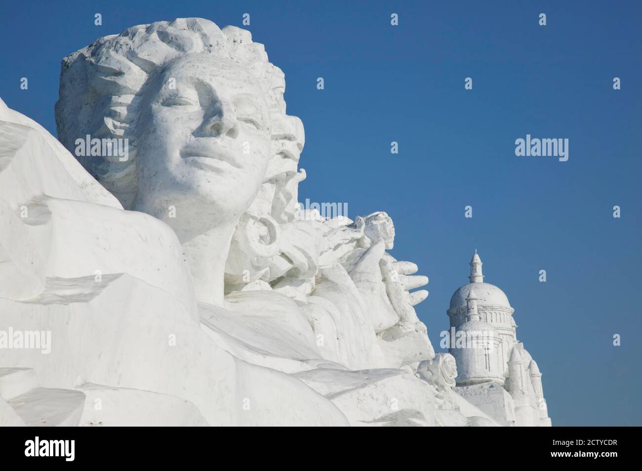 Scultura sulla neve a tema francese di Frozen Sun Island Lake, Harbin International Sun Island Snow Sculpture Art Fair, Harbin, provincia di Heilungkiang, Cina Foto Stock