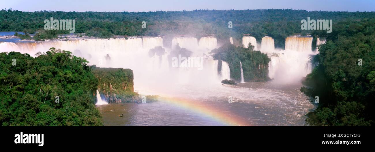 Acque alluvionali a cascate Iguacu, Brasile Foto Stock