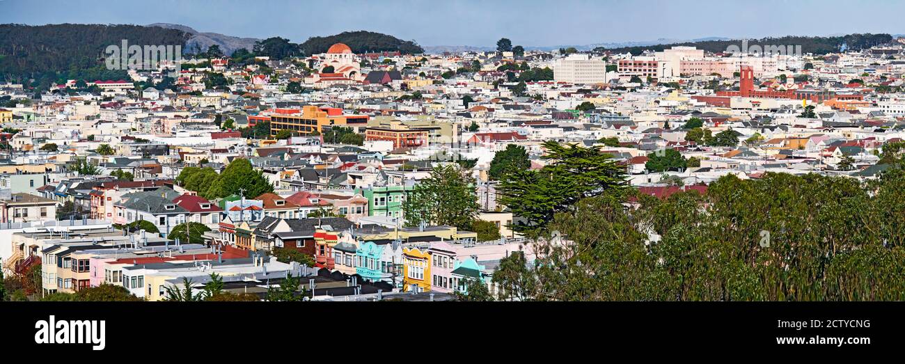 Vista ad alto angolo di case colorate in una città, Richmond District, Laurel Heights, San Francisco, California, Stati Uniti Foto Stock