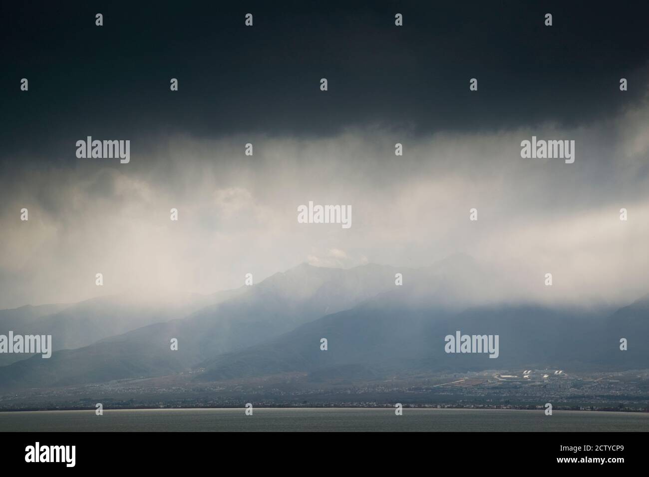 Le montagne di Cangshan e la riva occidentale del lago Erhai Hu durante la tempesta primaverile, Wase, l'area del lago Erhai Hu, la provincia di Yunnan, Cina Foto Stock