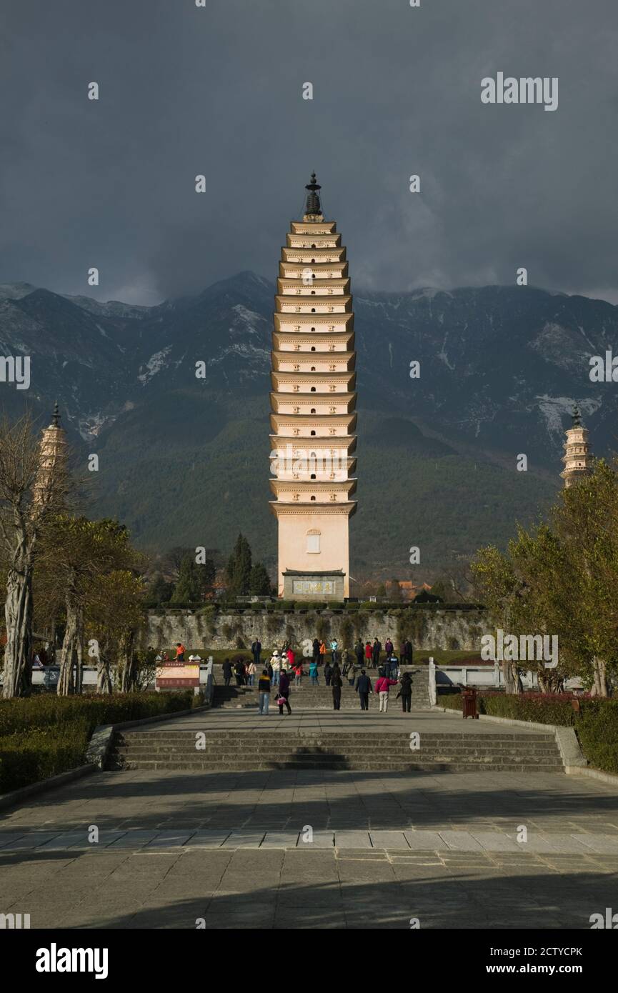 Turisti alle tre Pagode, Città Vecchia, Dali, Provincia di Yunnan, Cina Foto Stock