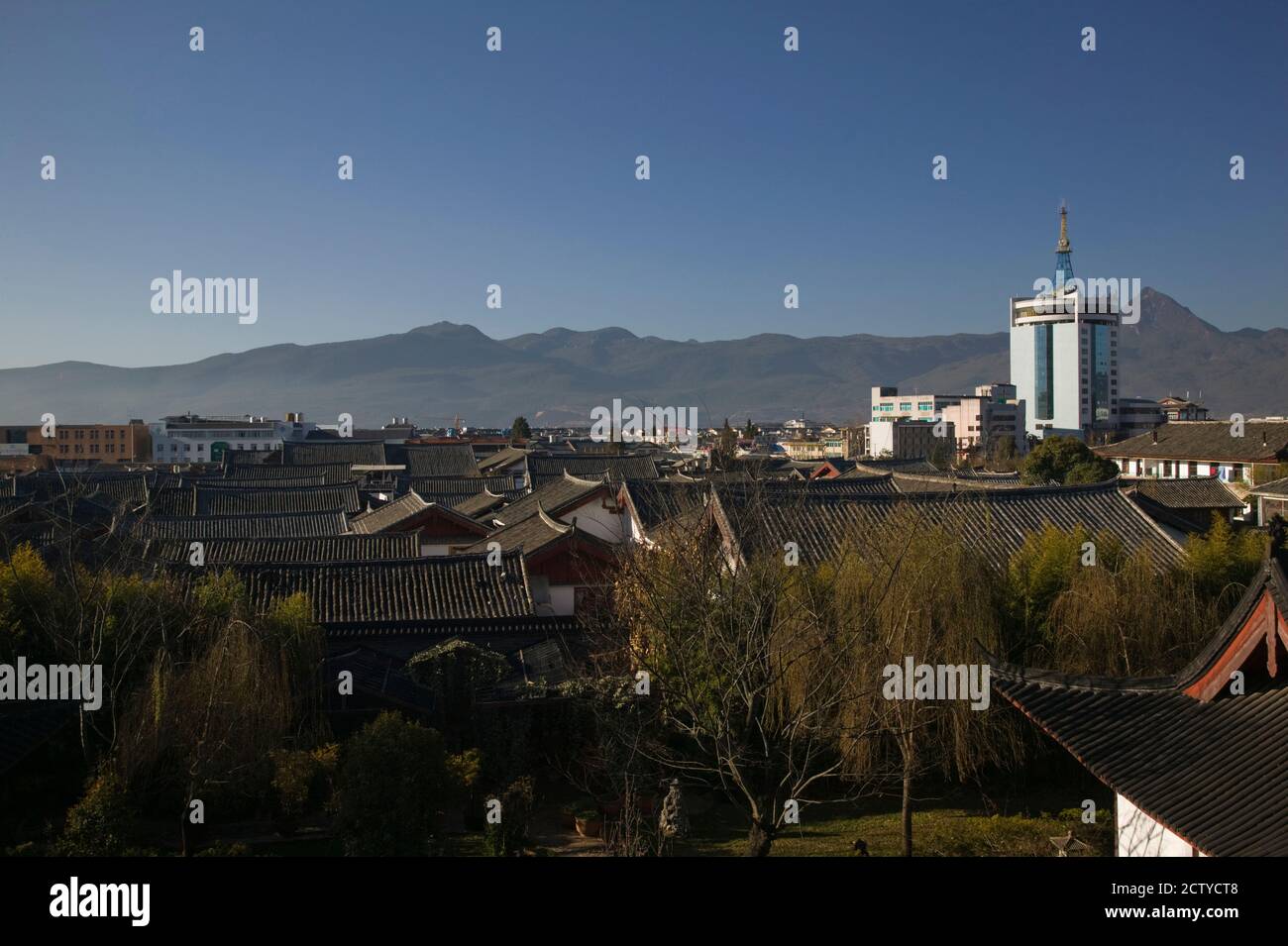 Vista ad alto angolo degli edifici nella nuova città vista da Mu Family Mansion, Lijiang, Provincia di Yunnan, Cina Foto Stock