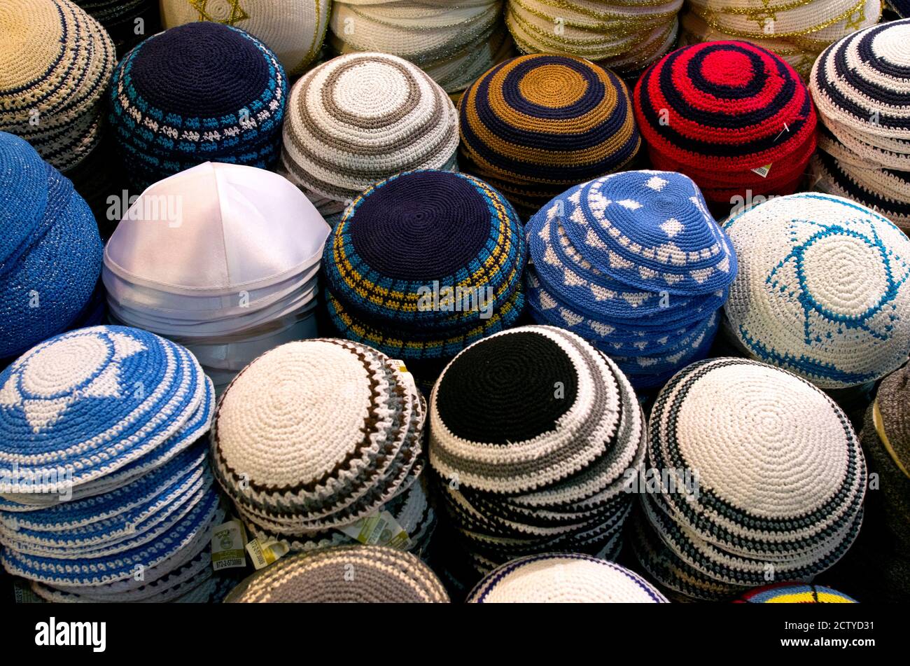 Yarmulkes in vendita presso uno stand di mercato, Gerusalemme, Israele Foto Stock