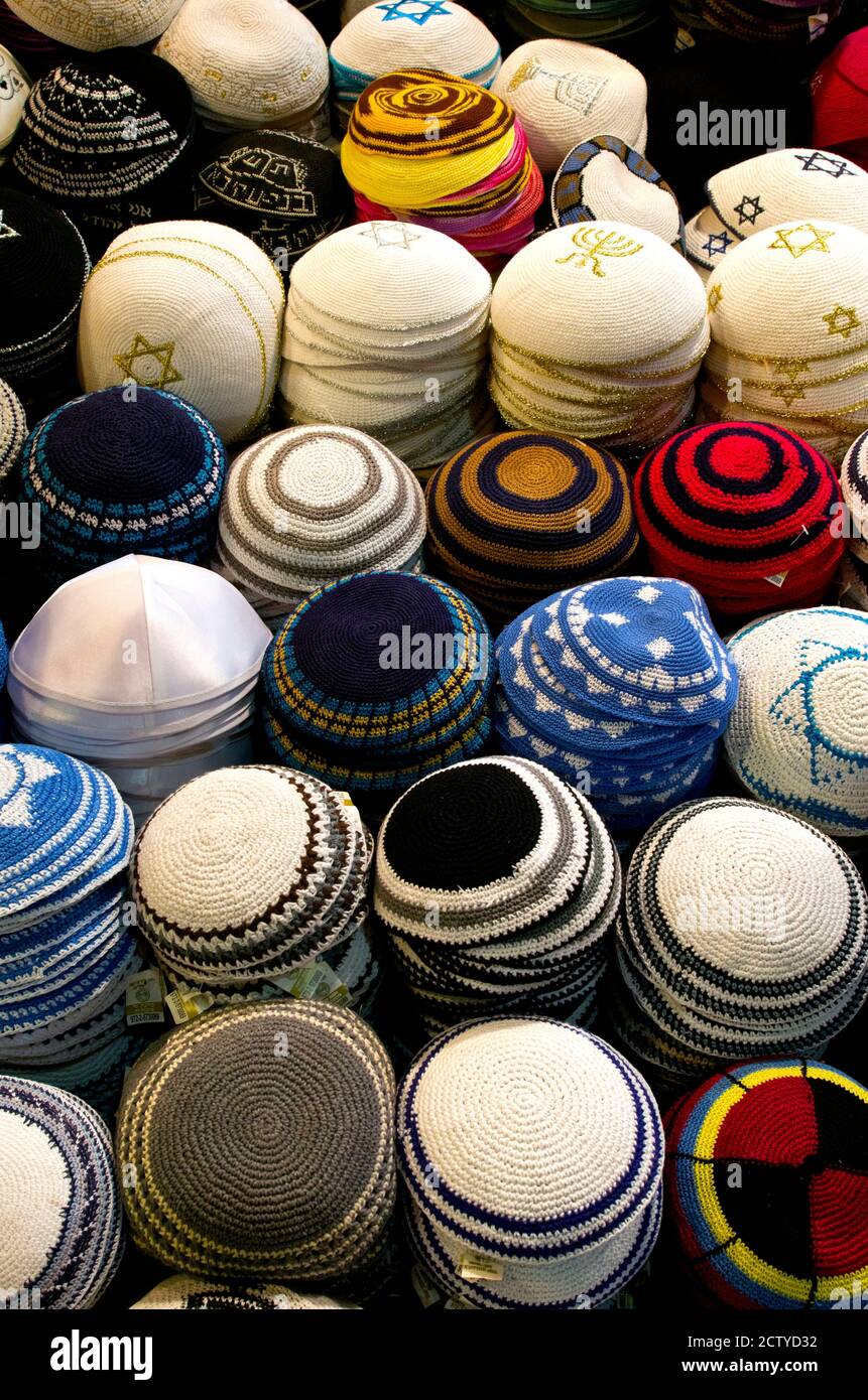 Yarmulkes in vendita presso uno stand di mercato, Gerusalemme, Israele Foto Stock