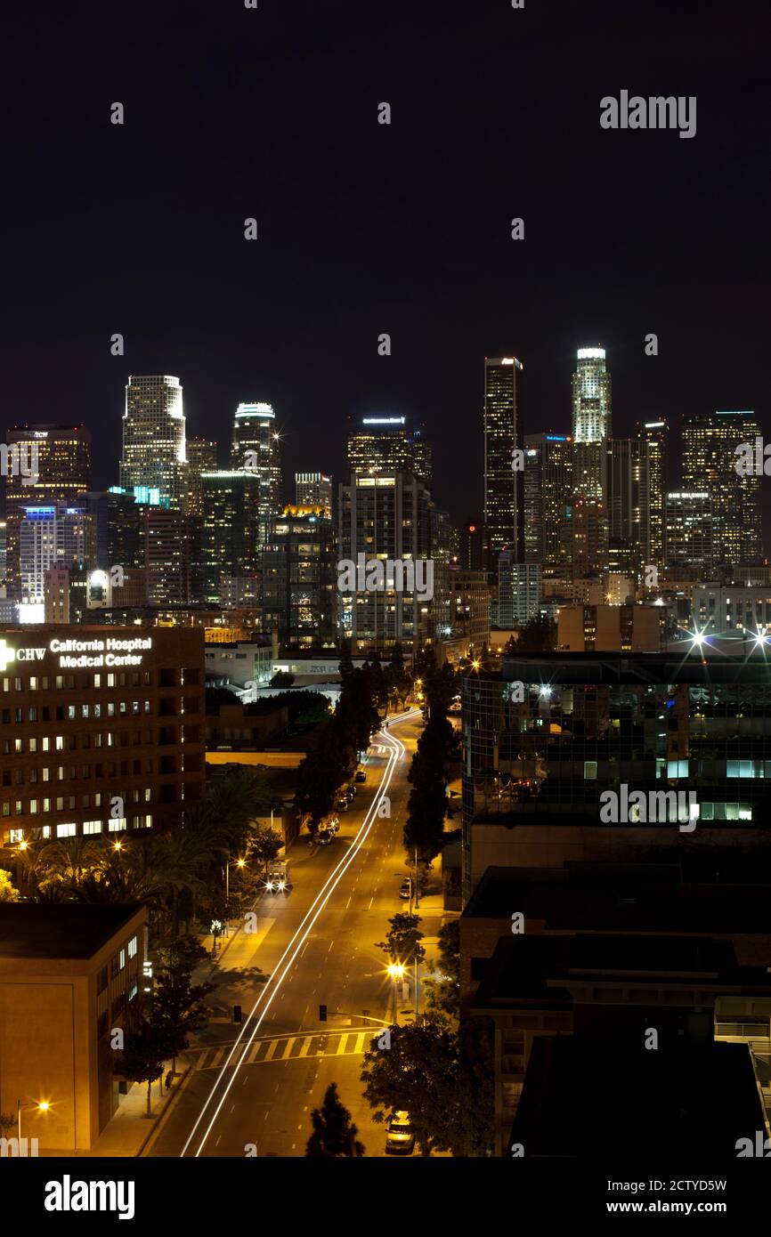 Edifici illuminati di notte, Los Angeles, California, USA Foto Stock