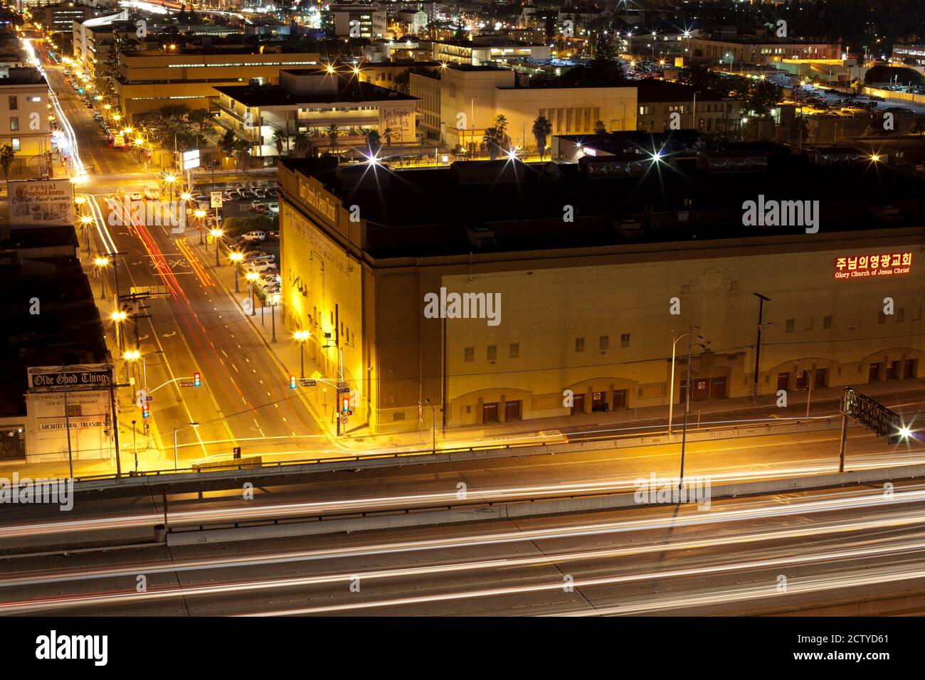 Vista ad alto angolo di una città illuminata di notte, Los Angeles, California, USA Foto Stock