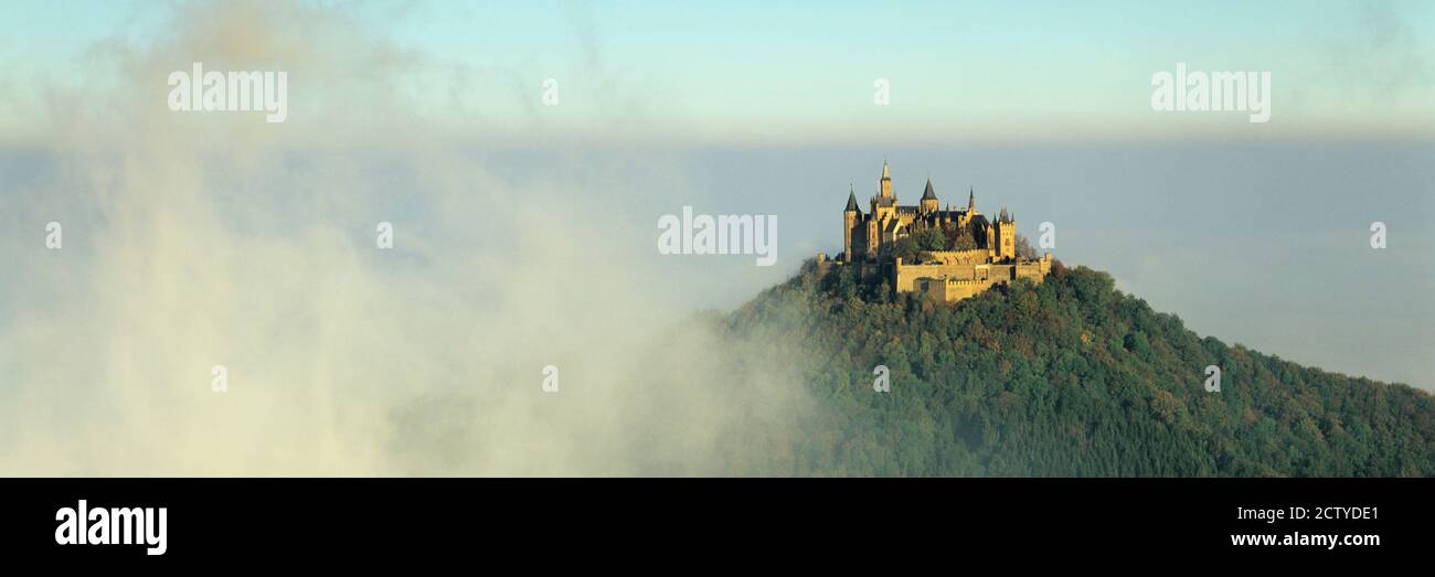 Castello su una collina, Burg Hohenzollern, Alb Svevo, Baden-Wurttemberg, Germania Foto Stock