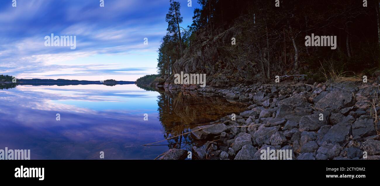 Riflesso delle nuvole in un lago, Saimaa, Puumala, Finlandia Foto Stock