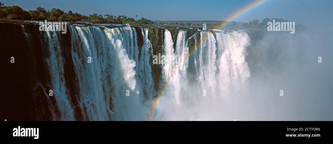 Rainbow su Victoria Falls, Zimbabwe Foto Stock