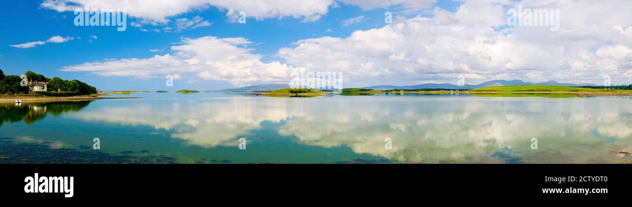Riflesso delle nuvole sull'acqua, Westport Bay, Quay, County Mayo, Irlanda Foto Stock