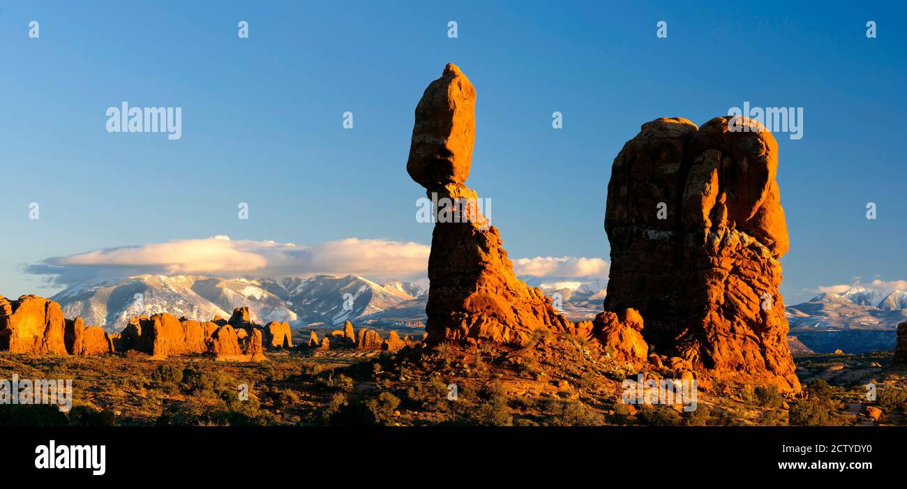 Roccia bilanciata in un deserto, la SAL Mountains, Arches National Park, Utah, USA Foto Stock