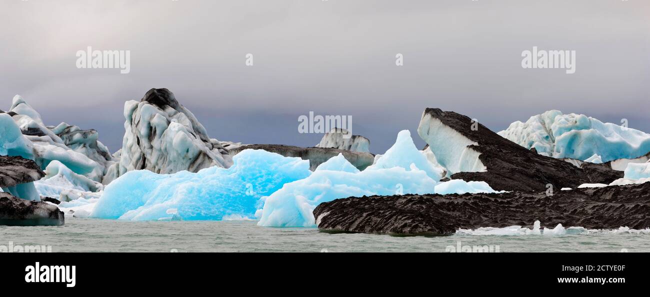 Iceberg e cenere vulcanica, Jokulsarlon Lagoon, Islanda Foto Stock