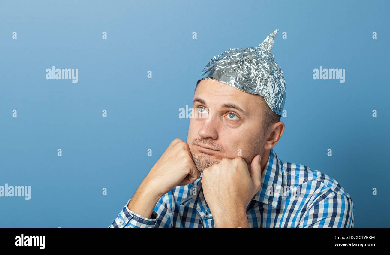 Cappello di alluminio sull'uomo. Uomo con faccia annoiato. Protegge dalla  lettura pensare Foto stock - Alamy