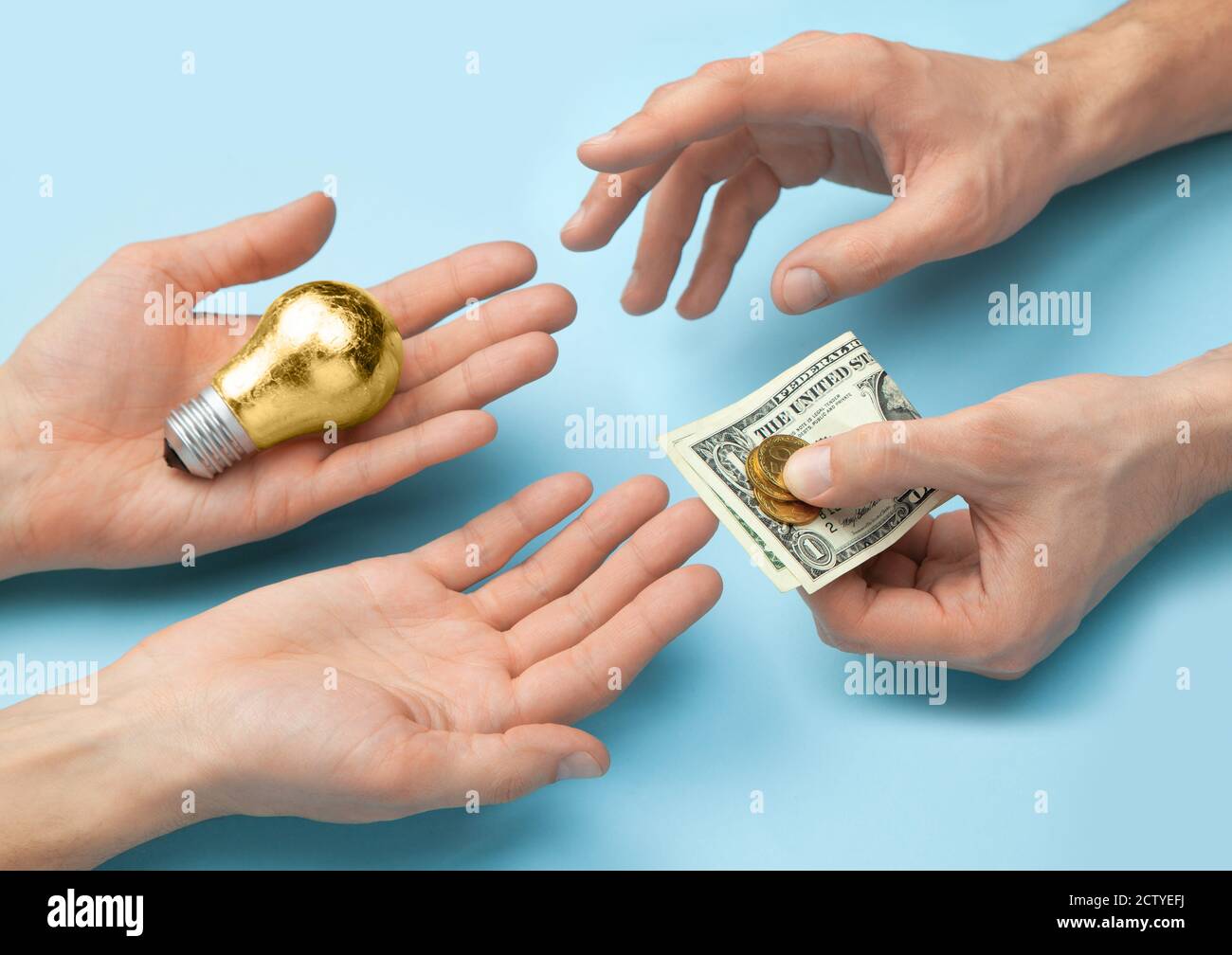 Vendere idee per soldi. Lampadina come un simbolo di idea. Le mani di un uomo danno un'idea e prendono i soldi. Foto Stock
