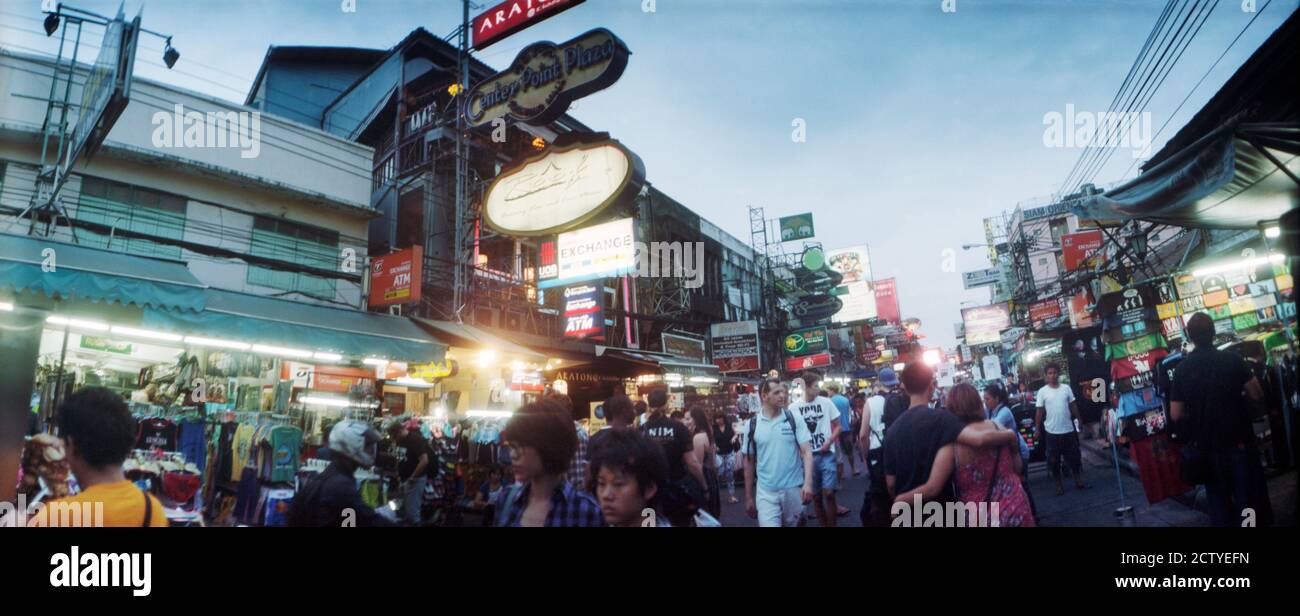 Affollata scena di strada in una città, Khao San Road, Bangkok, Thailandia Foto Stock