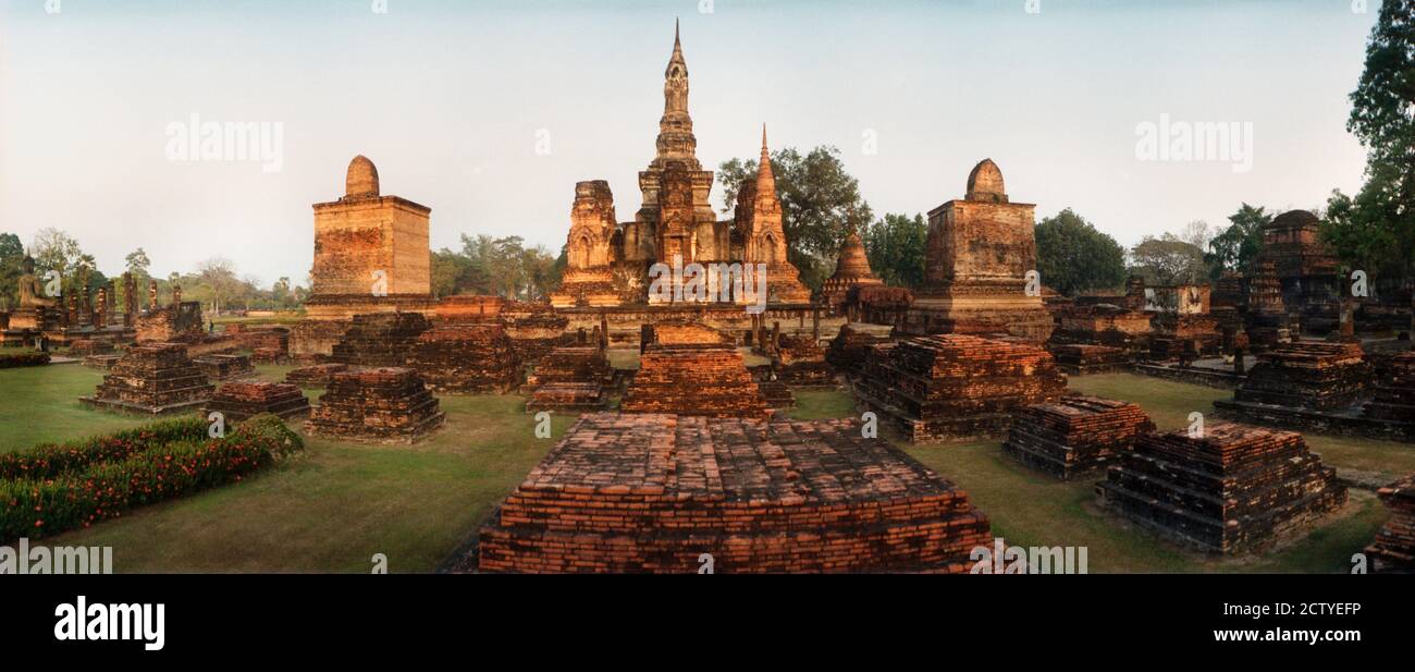 Rovine di un tempio, Sukhothai Historical Park, Sukhothai, Thailandia Foto Stock