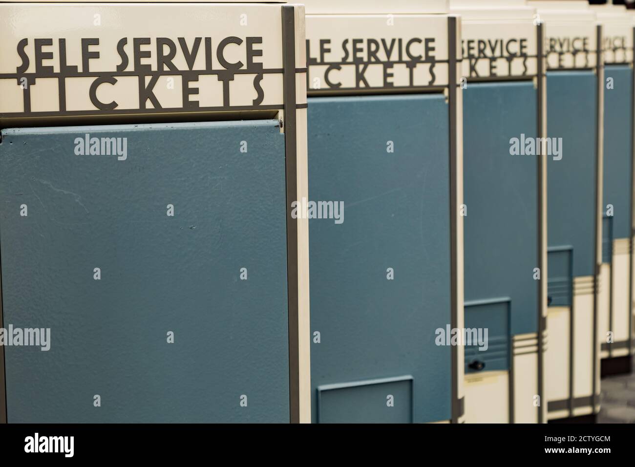 Svuotare le biglietterie self-service in fila Foto Stock