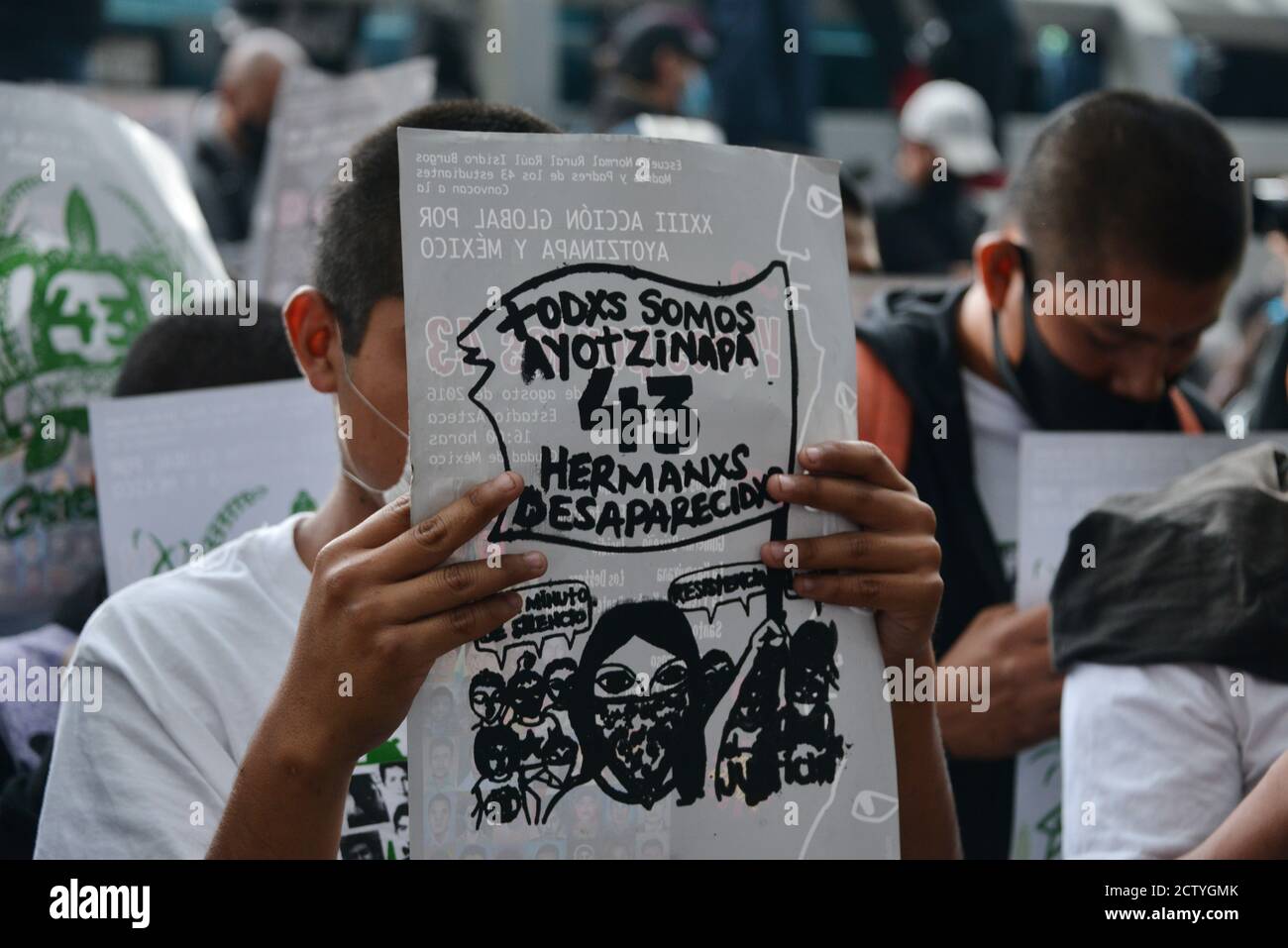 Città del Messico, Messico. 25 Settembre 2020. Si protesta per commemorare il 6° anniversario dei 43 studenti della scuola normale scomparsi il 26 settembre 2014. Parenti dei 43 studenti di Ayotzinapa durante una manifestazione al di fuori del Procuratore Generale della Repubblica per chiedere giustizia per i 43 studenti della Scuola normale Raul Isidro Burgos di Ayotzinapanon Città del Messico. (Foto di Eyepix Group/Pacific Press) Credit: Pacific Press Media Production Corp./Alamy Live News Foto Stock