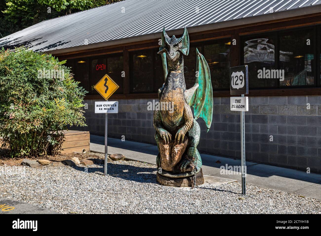 Statua scolpita del drago al Deals Gap Motorcycle Resort lungo la coda del drago a Deals Gap, Carolina del Nord, Stati Uniti Foto Stock