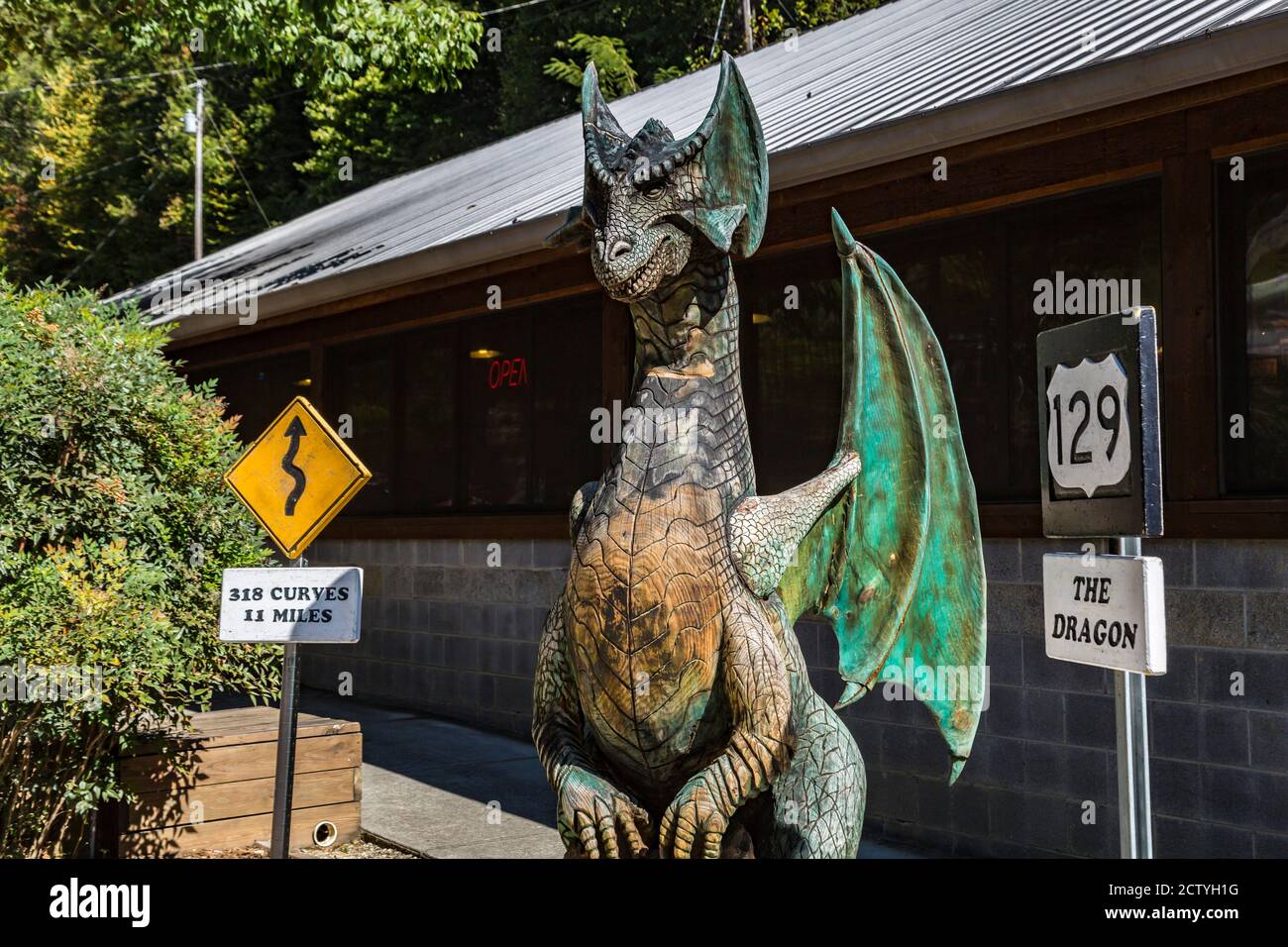 Statua scolpita del drago al Deals Gap Motorcycle Resort lungo la coda del drago a Deals Gap, Carolina del Nord, Stati Uniti Foto Stock
