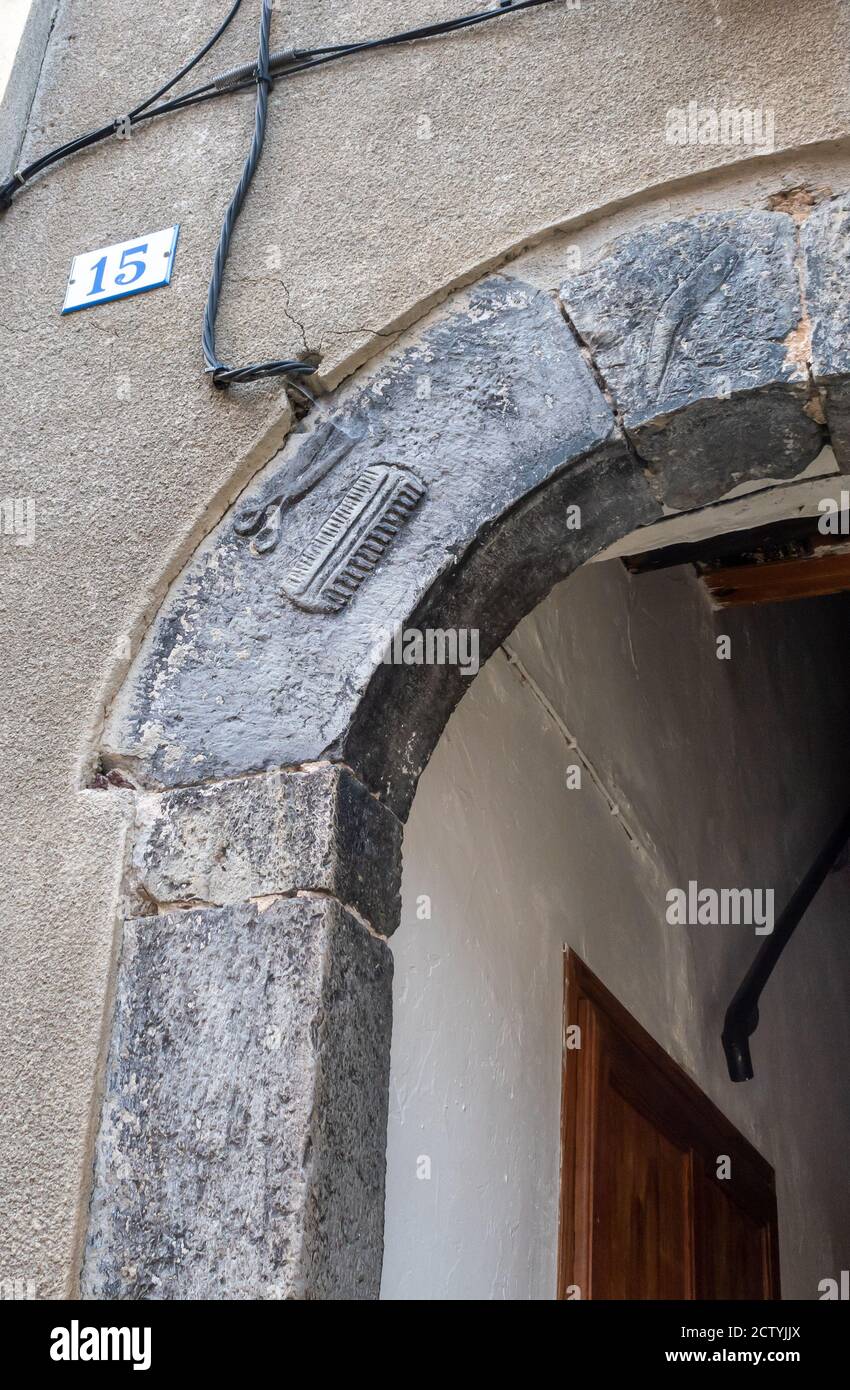 Porta tradizionale con pettine per capelli segno medievale parrucchiere nel piccolo villaggio francese delle Alpi Saint Sauveur sur Tinee Foto Stock