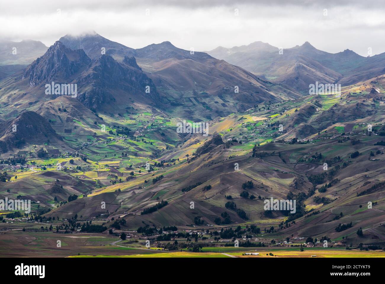 Drammatica alta altitudine Ande paesaggio con campi agricoli vicino Quito, Ecuador. Foto Stock