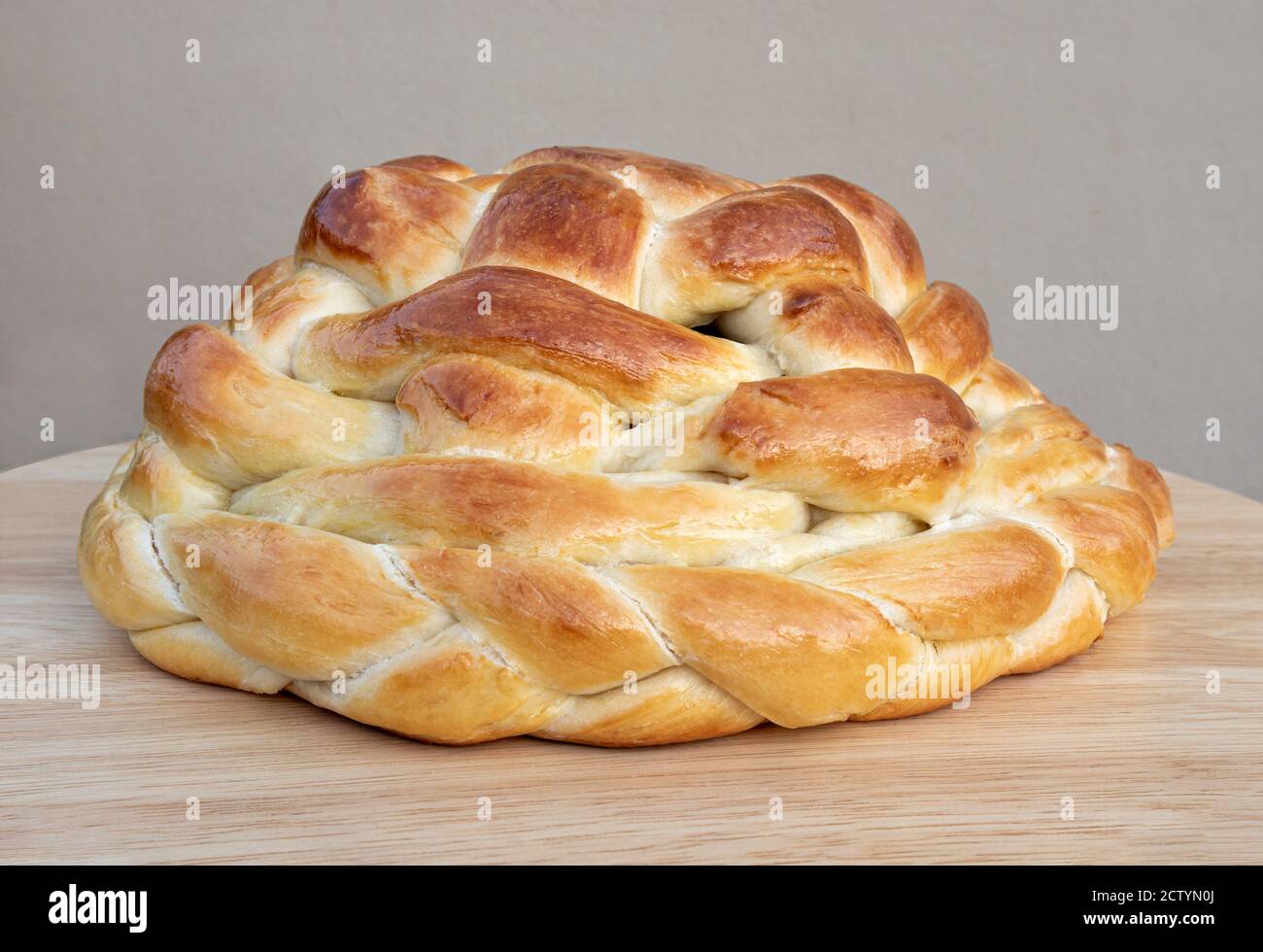 Cestino di pane commestibile. Il pane di lievito è intrecciato e intrecciato per assomigliare ad un cestino. Ricetta svizzera del pane Zopf, Butterzopf o Challah pane. Foto Stock