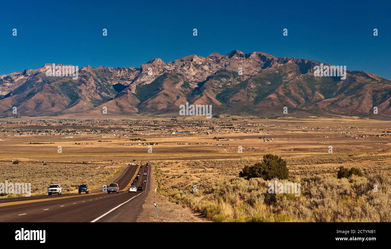 Ruby Mountains sul Great Basin Desert, dalla strada 227 vicino Elko, Nevada, USA Foto Stock