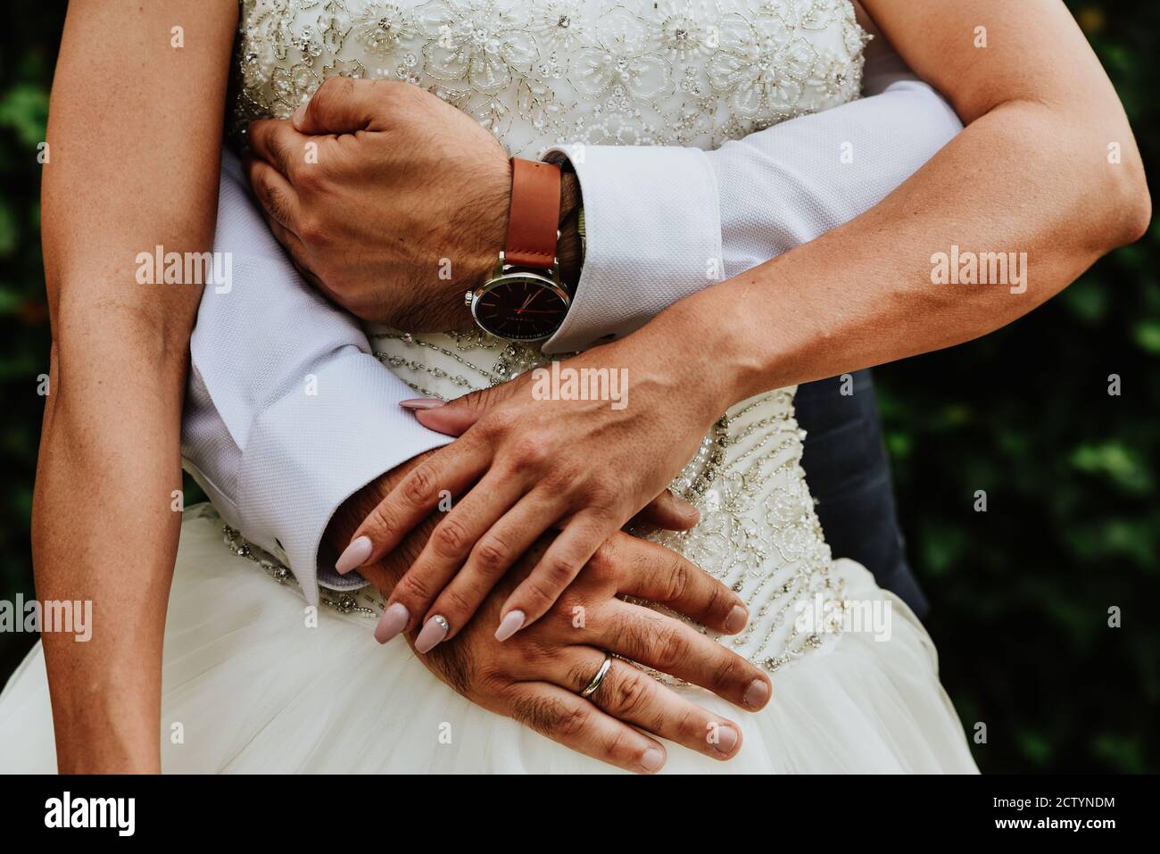 Scatto ad angolo basso di una coppia newlywed con il marito abbracciando la moglie da dietro Foto Stock