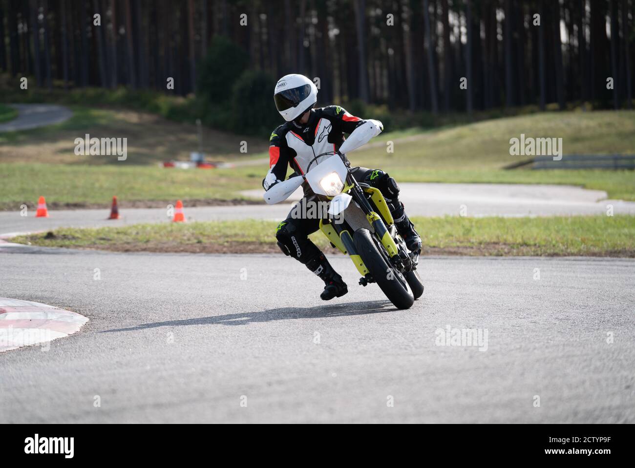 Moto pratica inclinandosi in una curva veloce in pista. Foto Stock