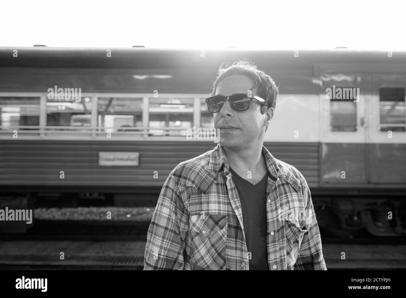 Ritratto di bel turista persiano alla stazione ferroviaria Foto Stock