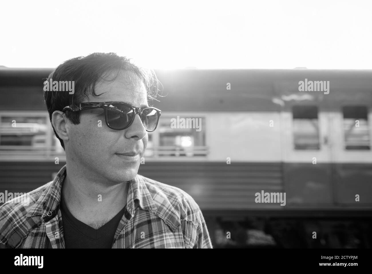 Ritratto di bel turista persiano alla stazione ferroviaria Foto Stock