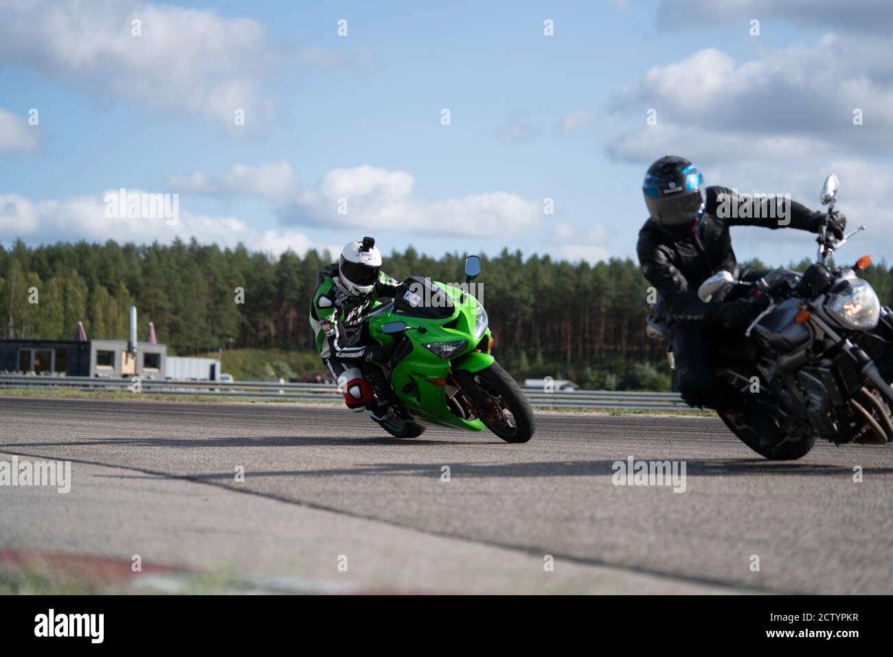 10-06-2020riga Lettonia Motociclismo pratica addossando in una curva veloce in pista. Foto Stock