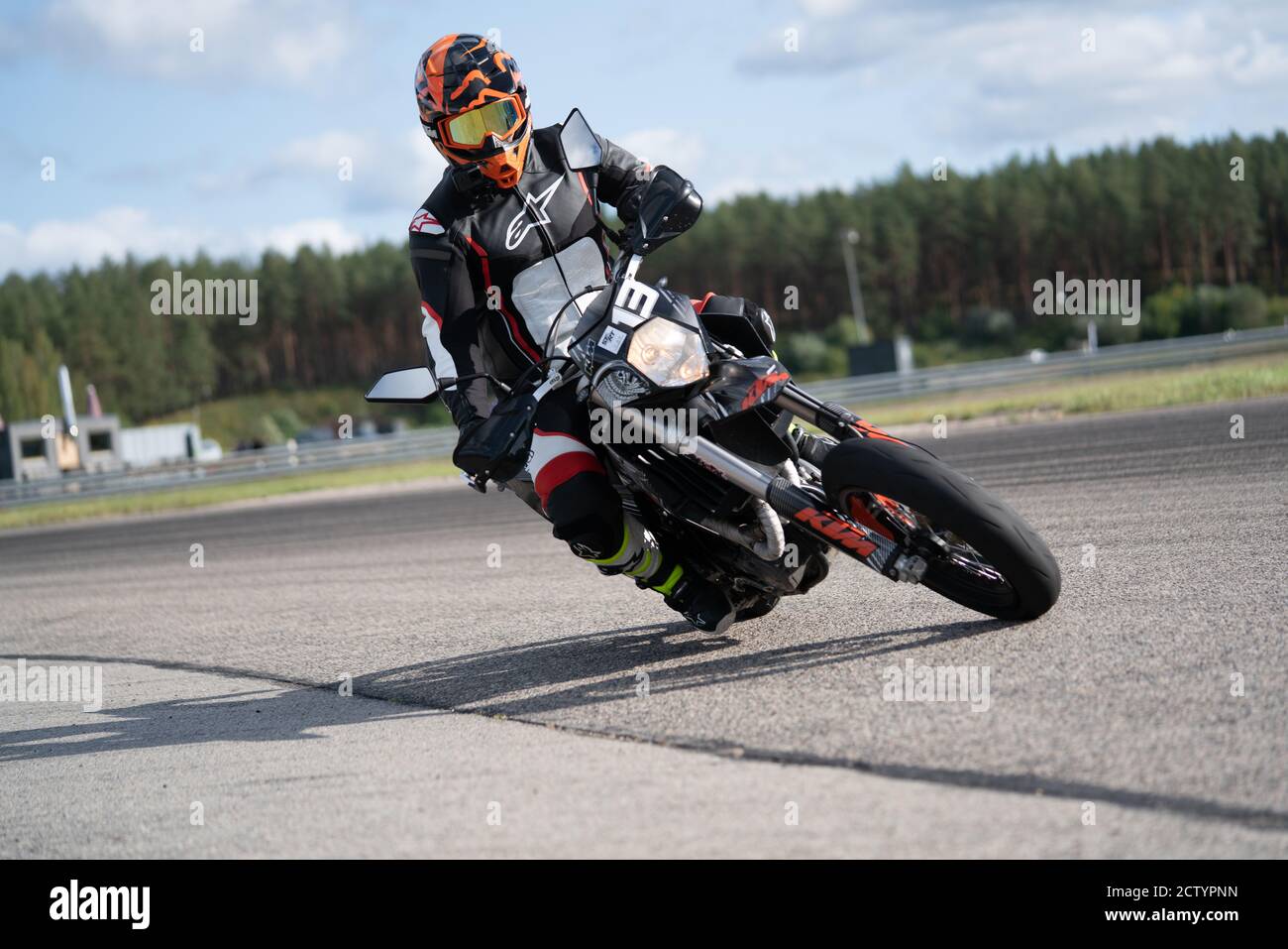 10-06-2020riga Lettonia Motociclismo pratica addossando in una curva veloce in pista. Foto Stock