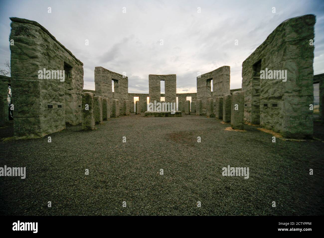 Affacciato sul fiume Columbia, la replica di Stonehenge, dedicata nel 1918 ai militari di Klickitat Co, Washington, che morì nel WW I. Foto Stock
