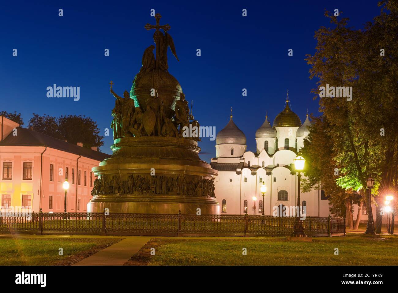 Monumento 'millennio di Russia' (1862) e l'antica Cattedrale di Santa Sofia nella notte Detinets. Veliky Novgorod, Russia Foto Stock