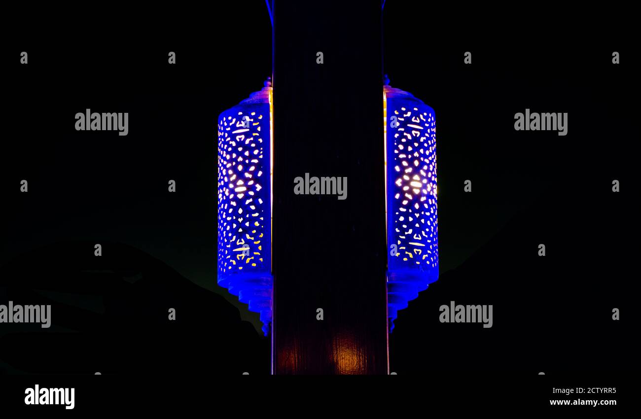 Lampada da parete in stile arabo marocchino durante la notte Foto Stock