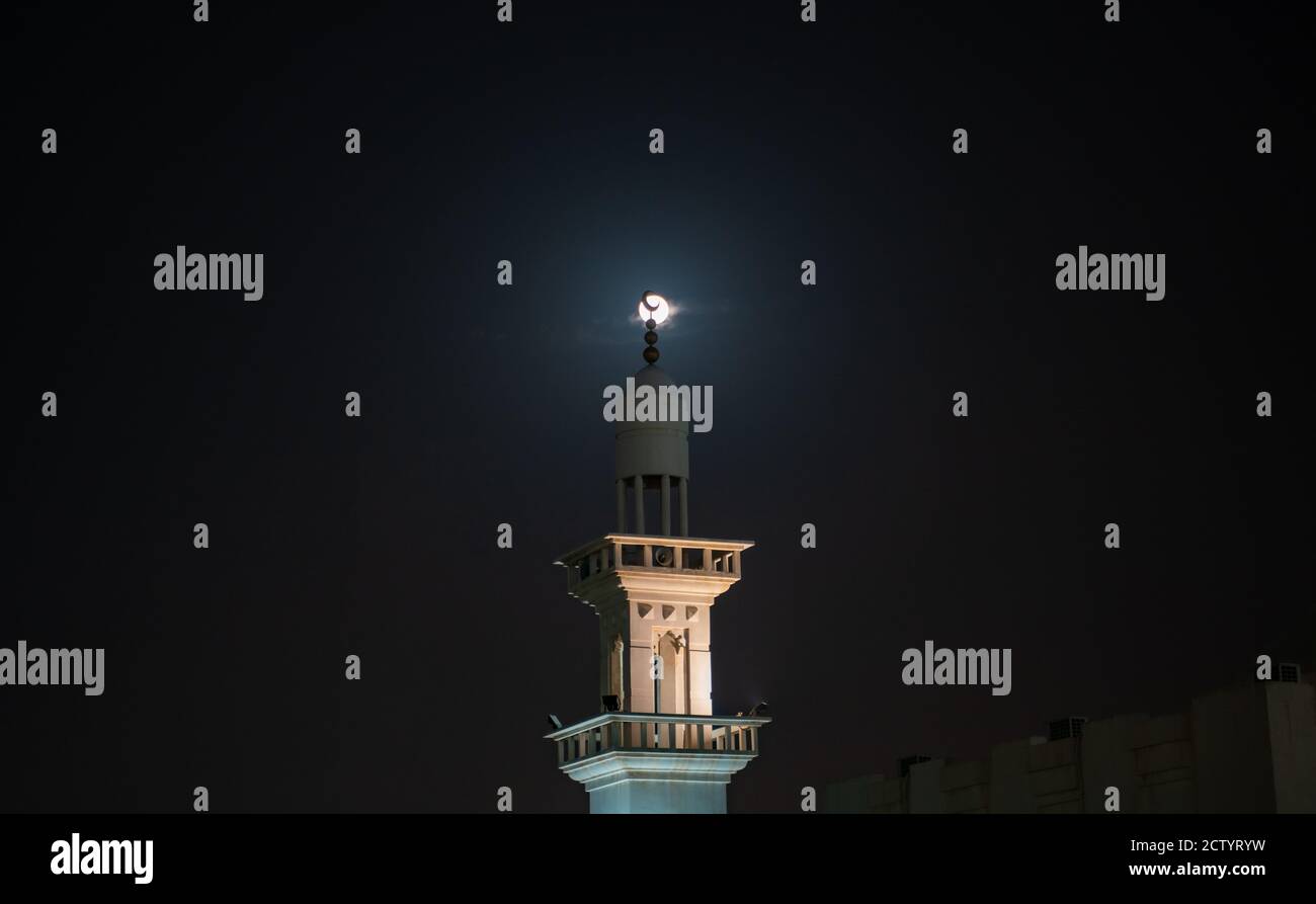 immagine di sfondo del minareto della moschea durante la notte della luna piena. notte della luna piena. Foto Stock