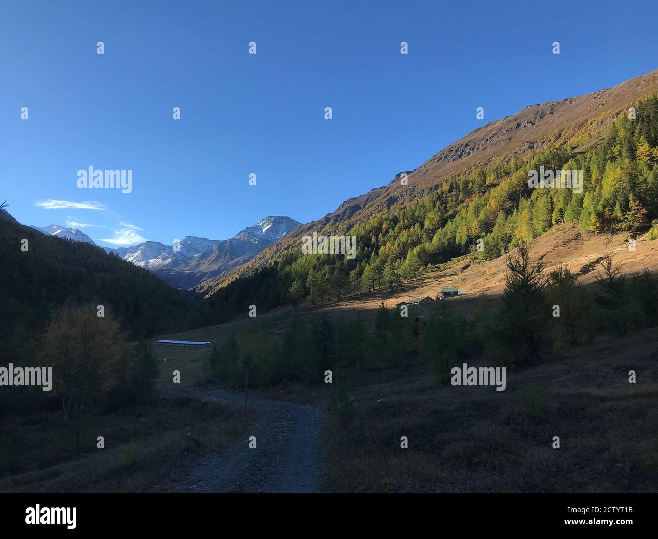 La remota parte superiore del Nanztal nel Vallese, in Svizzera, in un giorno d'autunno cristallino nel mese di ottobre Foto Stock