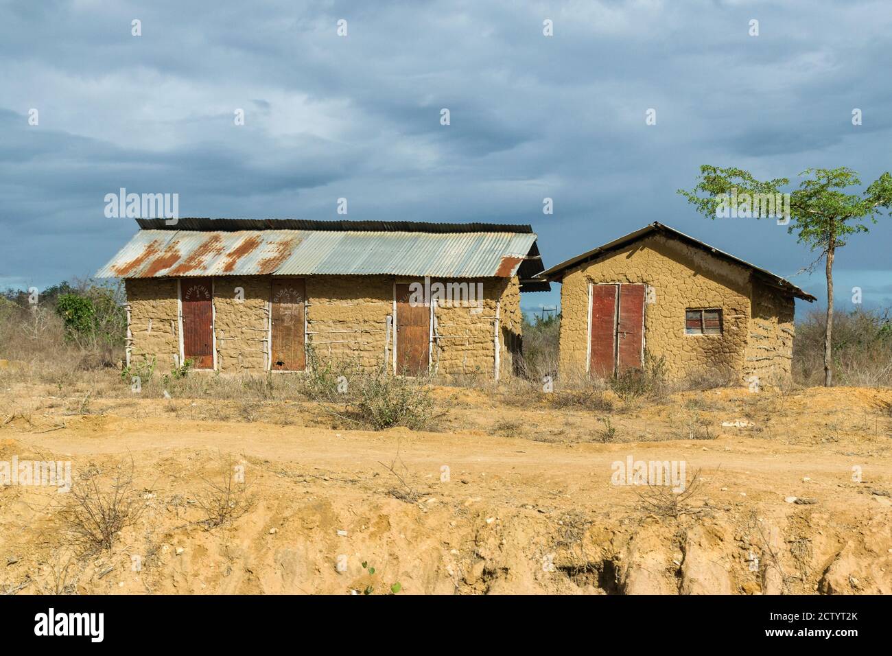 Edifici costruiti con fango con tetto di metallo corrugato, Kenya, Africa orientale Foto Stock