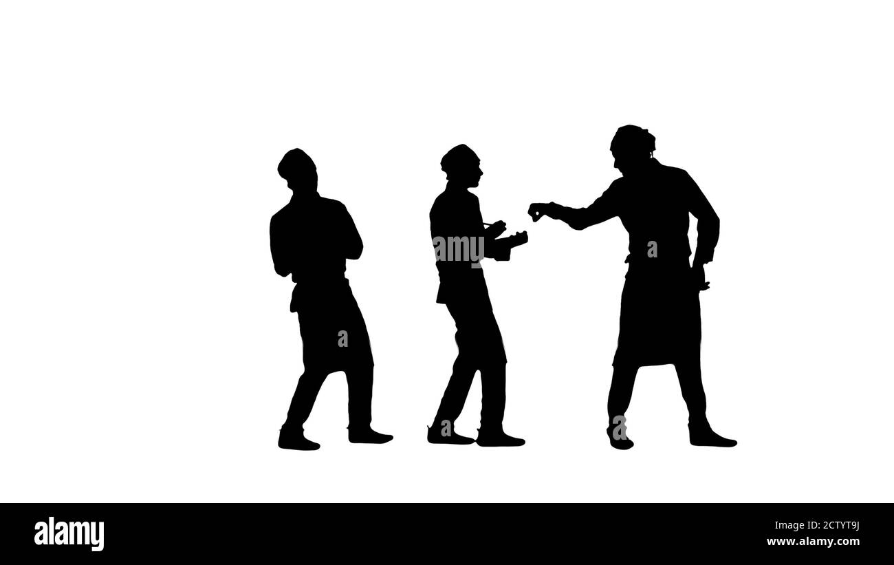 Silhouette due divertenti cuochi in uniforme rossa che seguono la testa bossy c Foto Stock