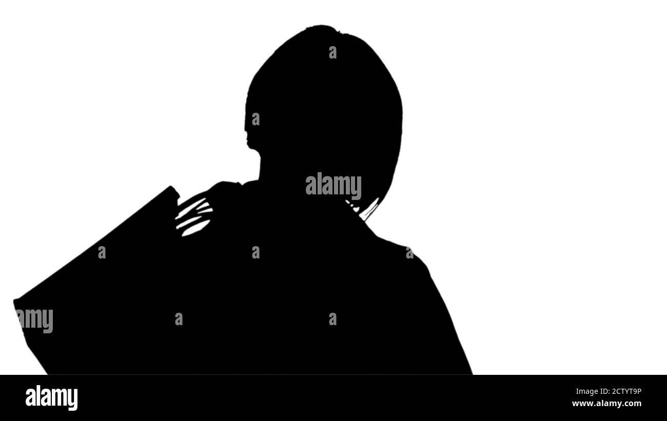 Silhouette bella donna anziana in trench cappotto che tiene shoppin Foto Stock