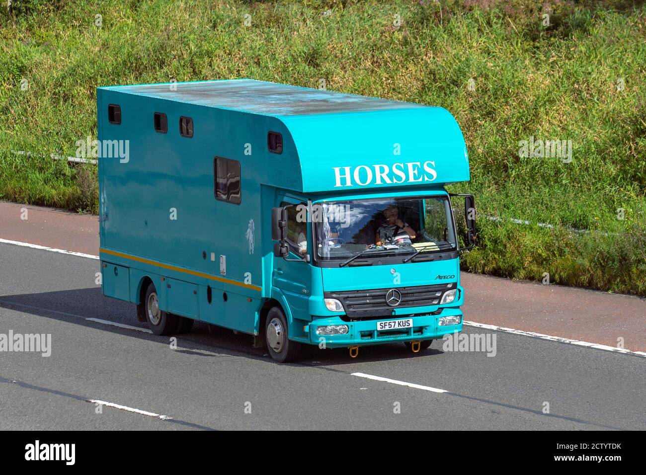 2007 Turquoise Mercedes Benz Atego 1598cc; costruzione di pullman e conversione di furgoni, trasporto di animali equini che viaggia sull'autostrada M6, Lancashire, Regno Unito Foto Stock
