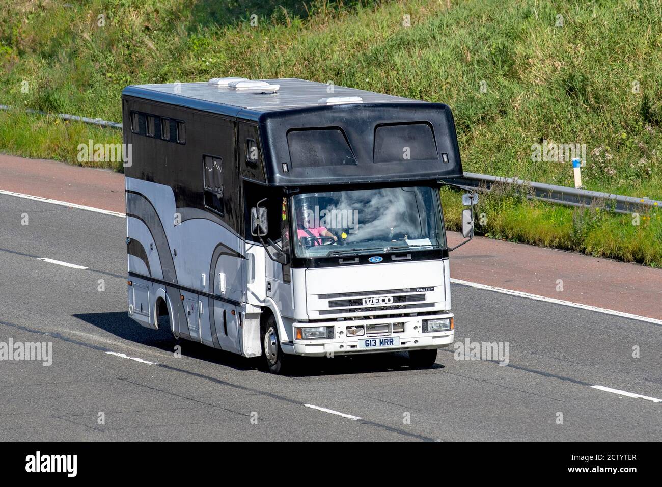 2001 Iveco-Ford Cargo Tector crine box van; costruzione di pullman e di furgone, trasporto di animali equini che viaggia sull'autostrada M6, Lancashire, Regno Unito Foto Stock