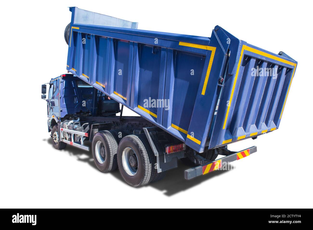 camion grande blu scarico isolato su bianco Foto Stock