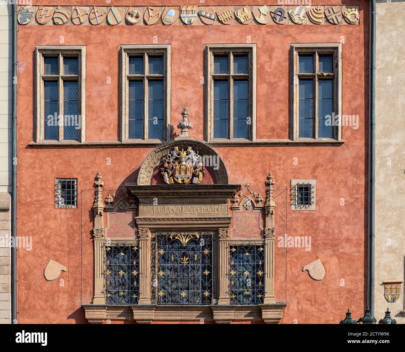 PRAGA, REPUBBLICA CECA - 18 LUGLIO 2019: Dettaglio sulla facciata del Centro informazioni turistiche nel Vecchio Municipio (Staromestska radnice) Foto Stock