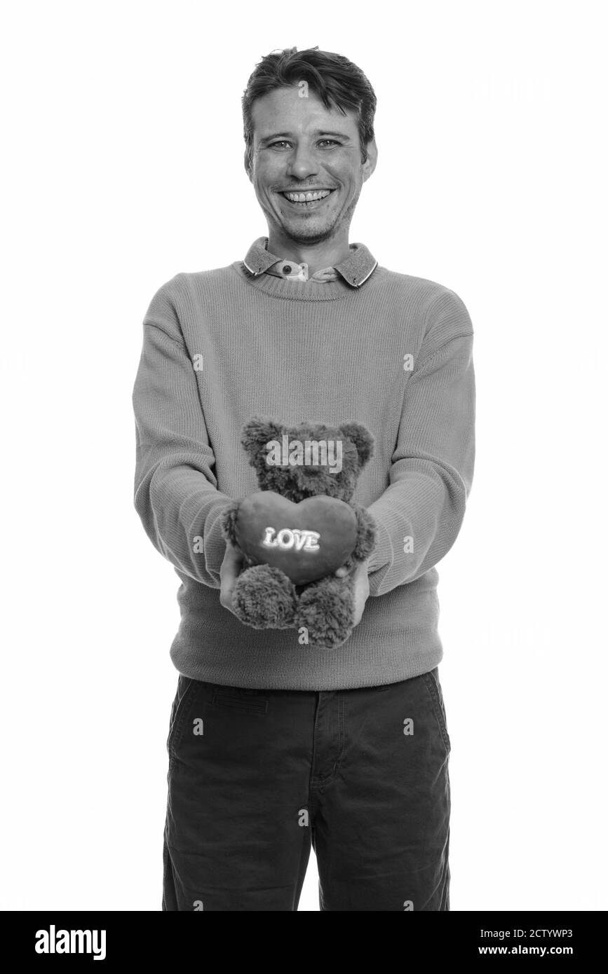 Felice uomo caucasico holding orsacchiotto di peluche con cuore e amore segno pronto per il giorno di San Valentino Foto Stock