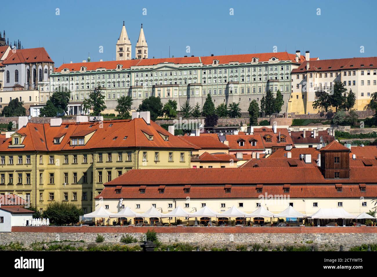 PRAGA, REPUBBLICA CECA - 18 LUGLIO 2019: Skyline del Castello di Praga che si innalza sopra i tetti della città Foto Stock