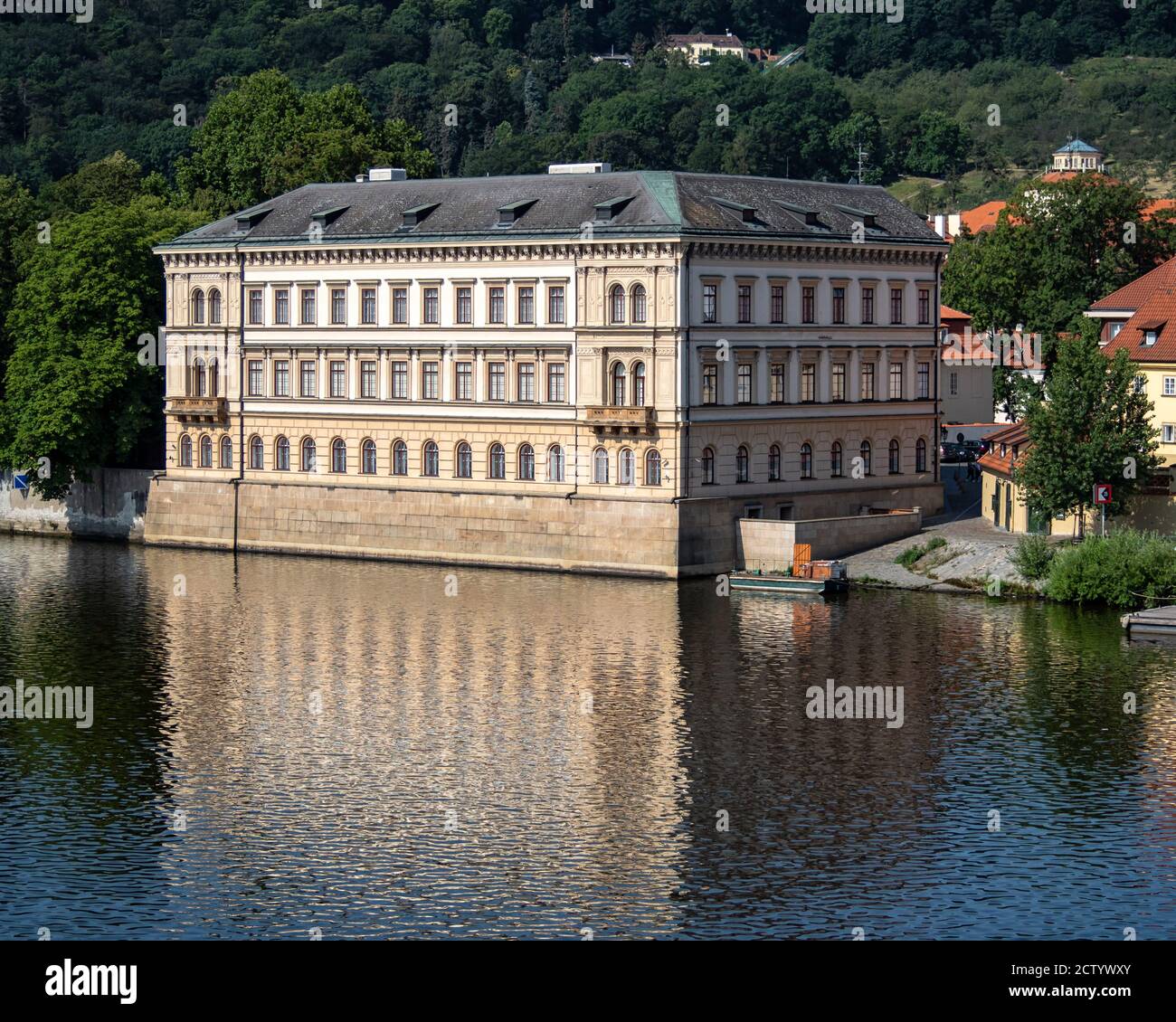 PRAGA, REPUBBLICA CECA - 18 LUGLIO 2019: Palazzo del Liechtenstein (Lichtenštejnsky Palac) nel distretto di Mala Strana con riflessi sul fiume Moldava Foto Stock